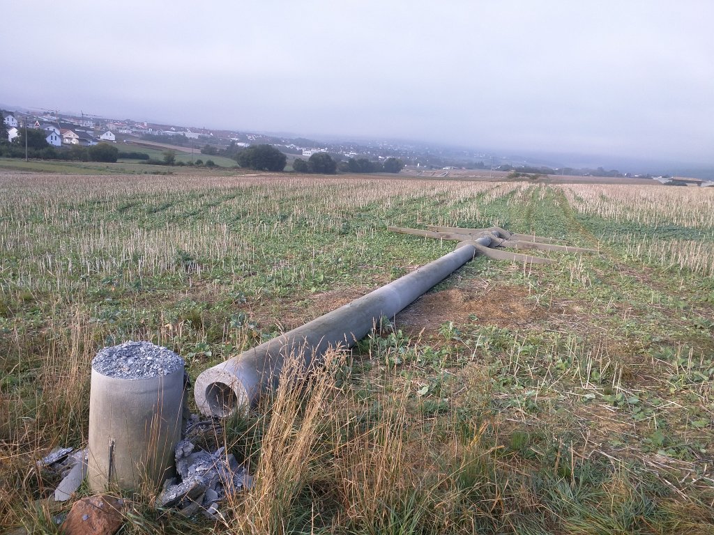 IMG_20150911_084457.jpg - Fallen power pole