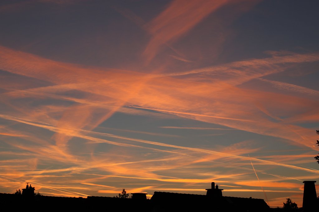IMG_4692.JPG - Traces in the sky after sunset