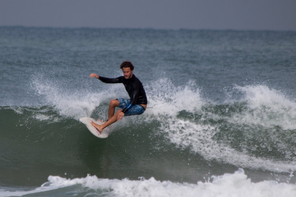 IMG_5623_c.jpg - Surfing in the morning