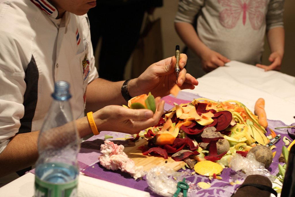 IMG_8946.JPG - Food Carver Somlux Ouklai im Deutschen Museum für Kochkunst und Tafelkultur -  Night of Museums  2016  Frankfurt 