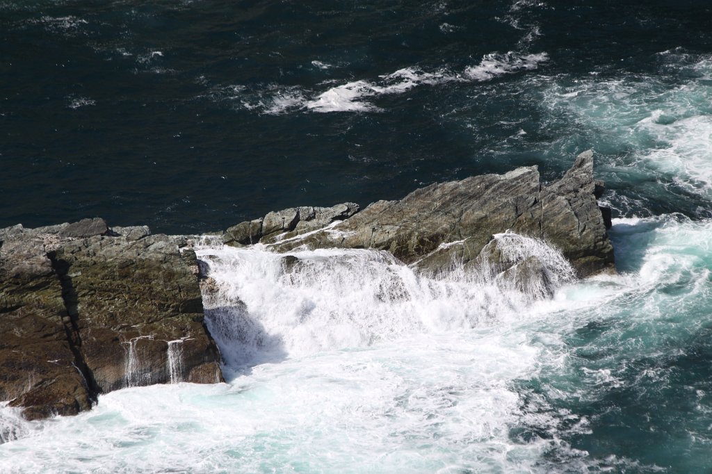 IMG_5479.JPG - The Kerry Cliffs are quite nice and not as crowded as the Cliffs of Moher. The waves coming in change the colors of the water constantly from deep blue to white.