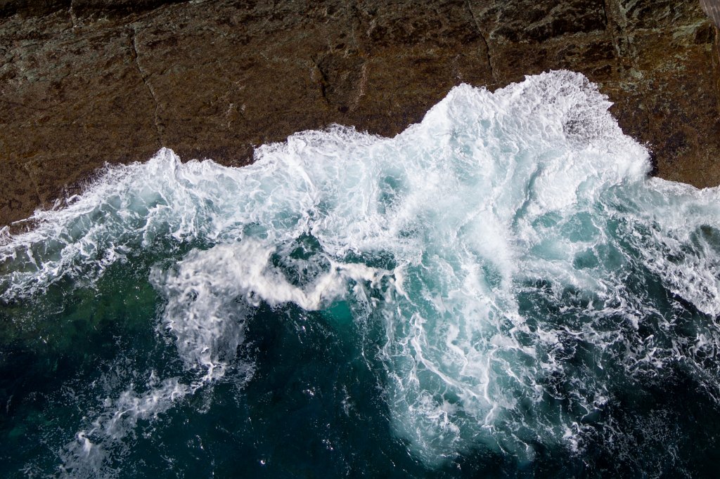 IMG_5484_c.jpg - The Kerry Cliffs are quite nice and not as crowded as the Cliffs of Moher. The waves coming in change the colors of the water constantly from deep blue to white.