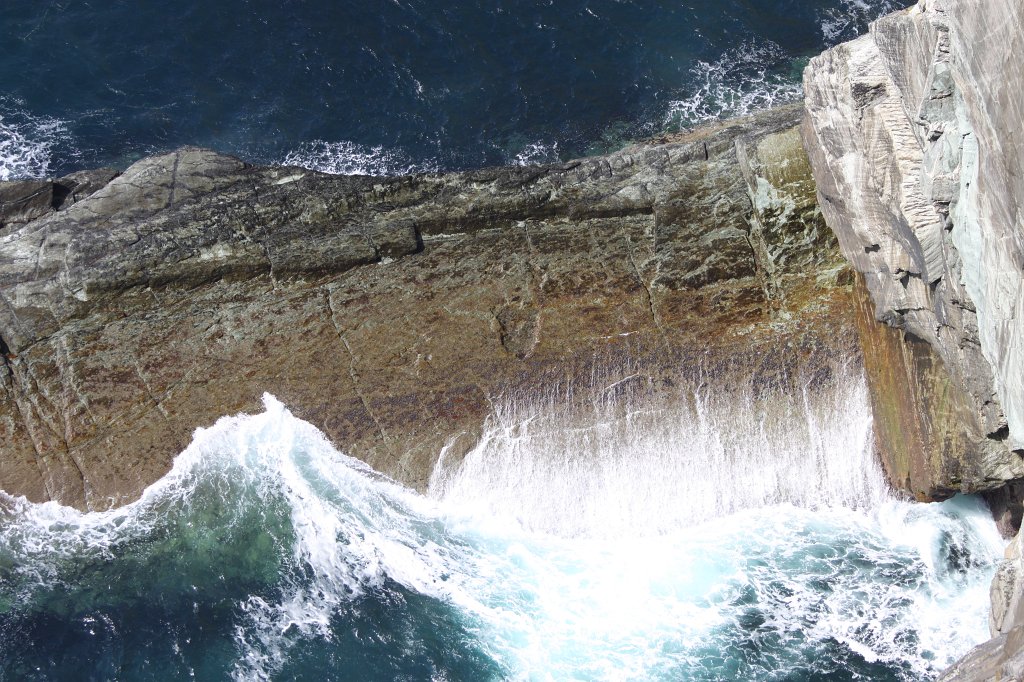 IMG_5487.JPG - The Kerry Cliffs are quite nice and not as crowded as the Cliffs of Moher. The waves coming in change the colors of the water constantly from deep blue to white.