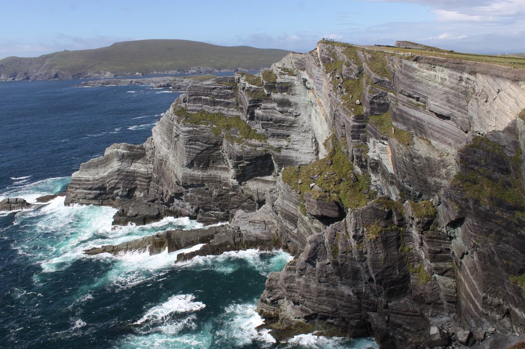 IMG_5505.JPG - The Kerry Cliffs are quite nice and not as crowded as the Cliffs of Moher. The waves coming in change the colors of the water constantly from deep blue to white.