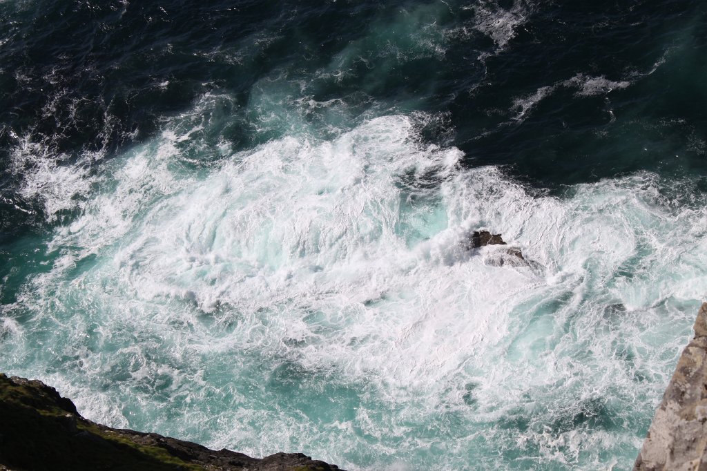 IMG_5511.JPG - The Kerry Cliffs are quite nice and not as crowded as the Cliffs of Moher. The waves coming in change the colors of the water constantly from deep blue to white.