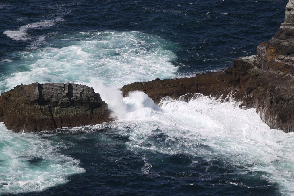 IMG_5541.JPG - The Kerry Cliffs are quite nice and not as crowded as the Cliffs of Moher. The waves coming in change the colors of the water constantly from deep blue to white.