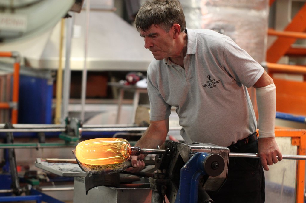IMG_5871.JPG - Glass blower at  Waterford Crystal 