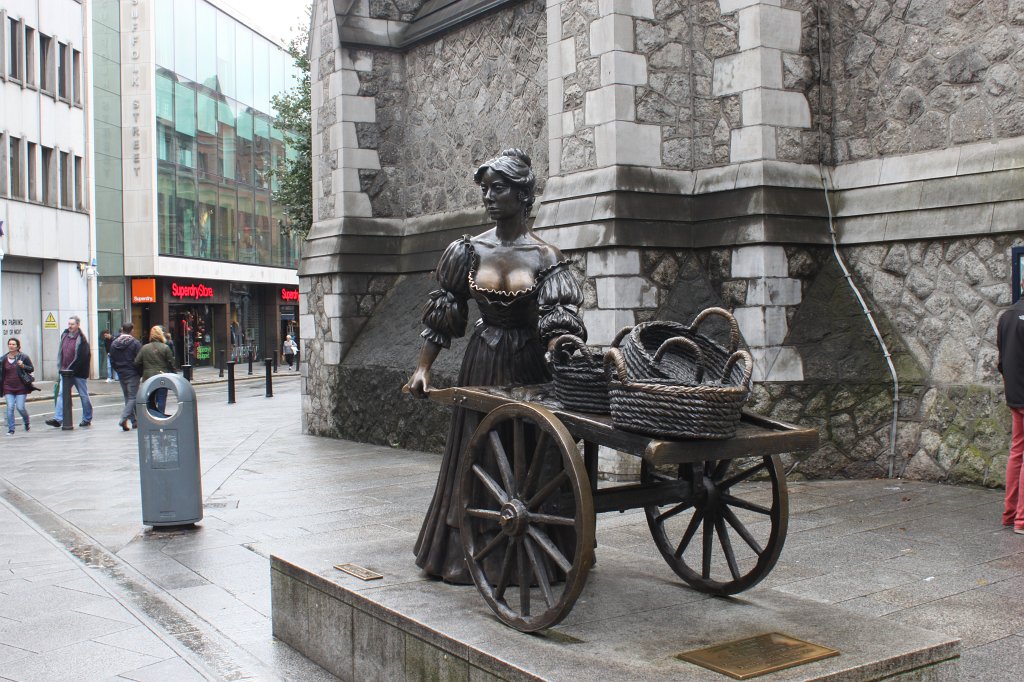 IMG_5940.JPG - Statue of  Molly Malone 