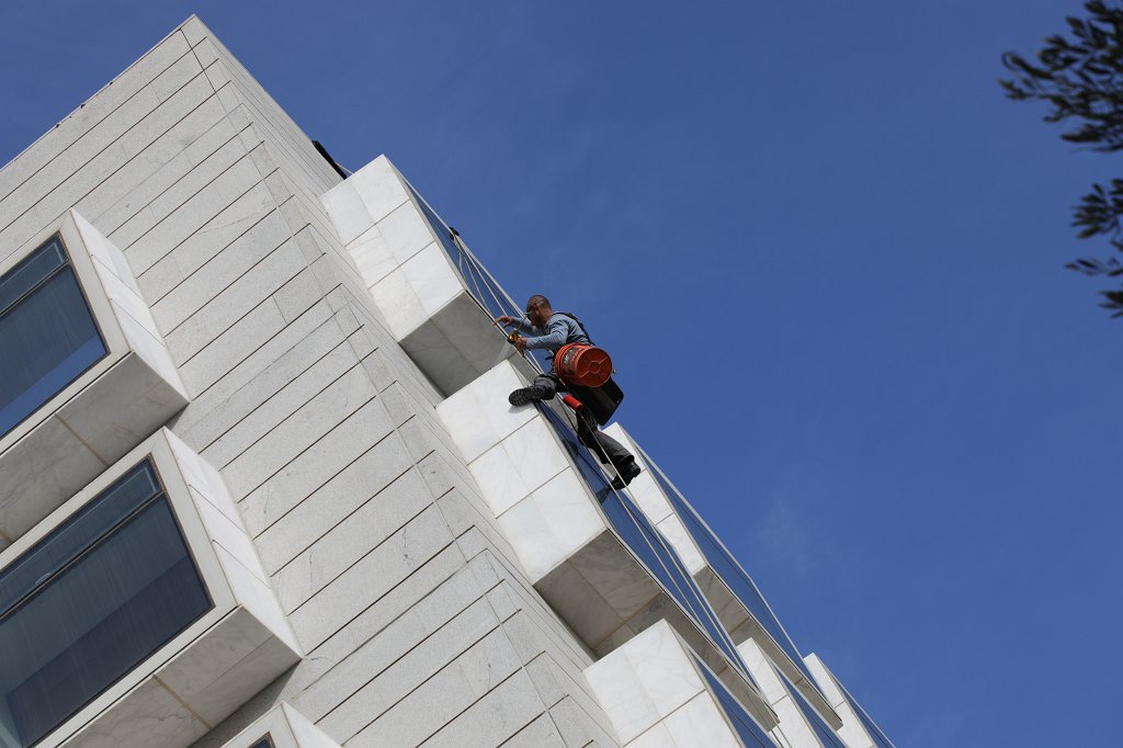 574A1092.JPG - Brave workers