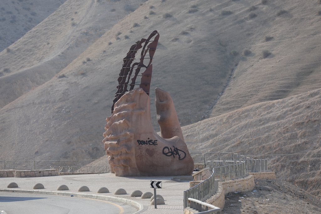 574A1326.JPG - Sculpture at sea level