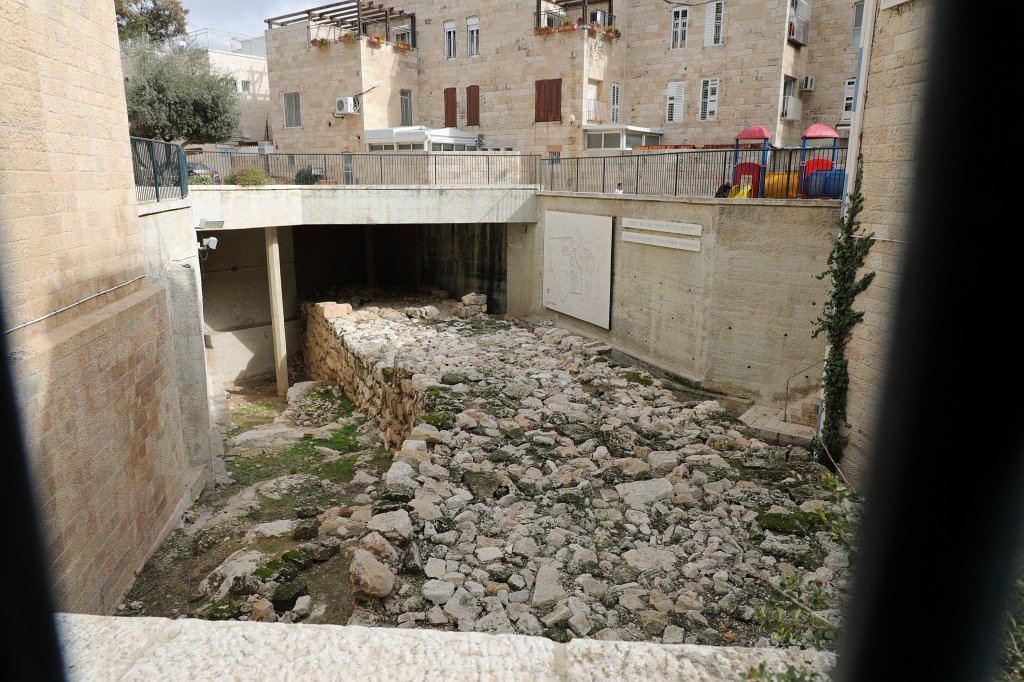 574A1673.JPG -  Broad Wall 