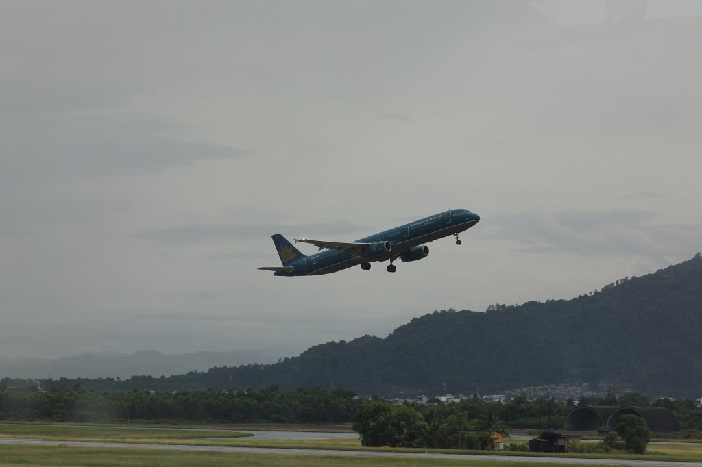574A8082.JPG -  Danang airport  - up and away