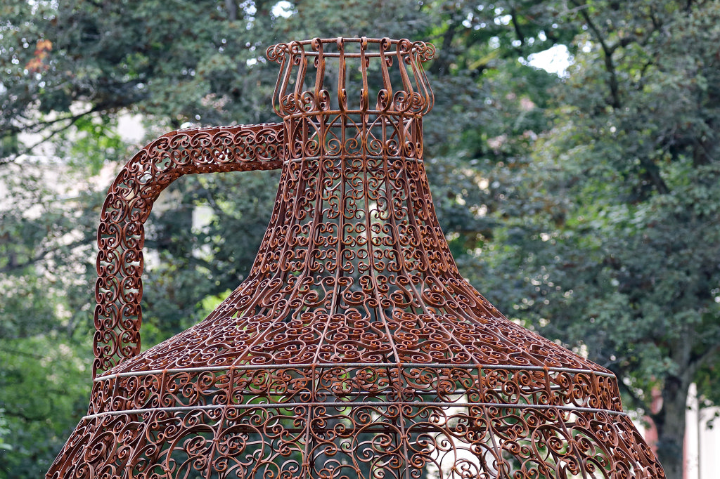 574A9228_c.jpg - Pavillon de Vin - Joana Vasconcelos -  Blickachsen  11 - Skulpturen in  Bad Homburg  und  Frankfurt   RheinMain  - 21. Mai - 1. Oktober 2017