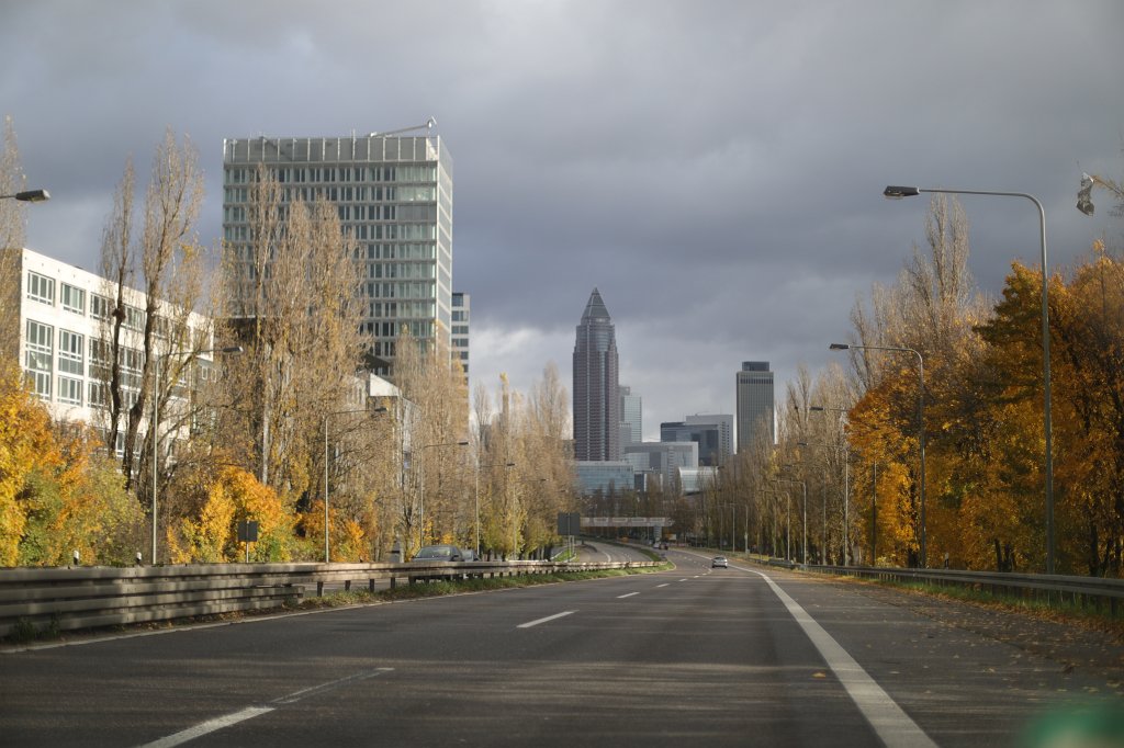 574B0575.JPG - Driving into Frankfurt