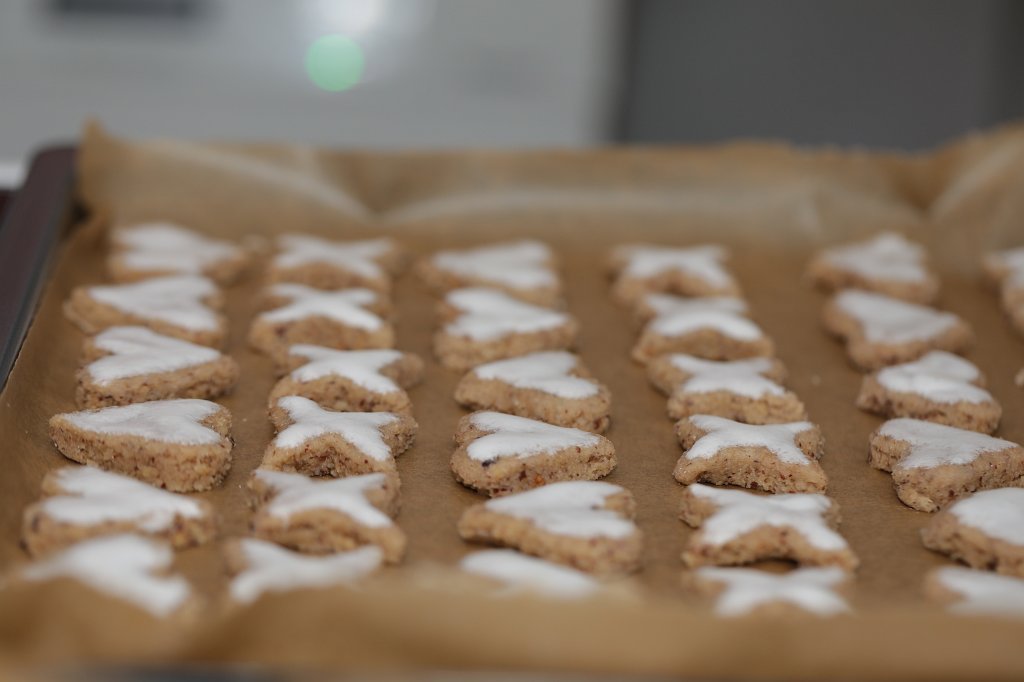 574B0592.JPG - Frisch gebackene Weihnachtsplätzchen