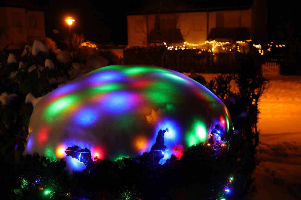 574B0710.JPG - Verschneite Weihnachtslichterketten