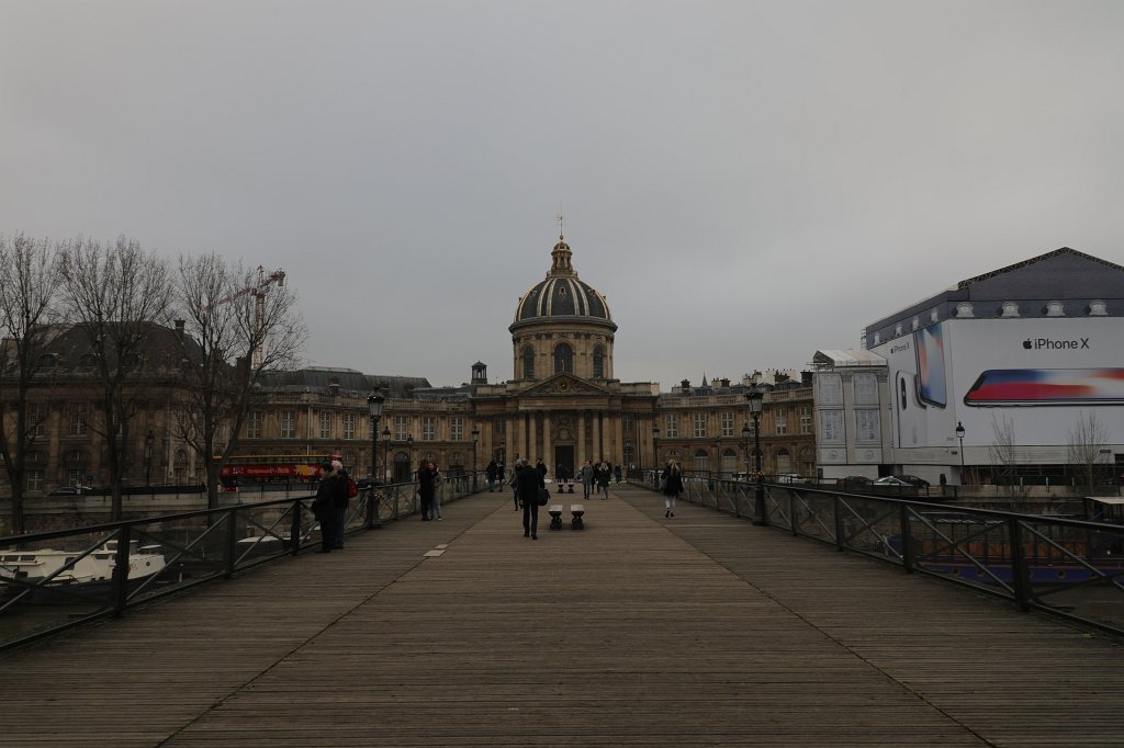 574B1319.JPG -  Pont des Arts  towards the  Institut de France 