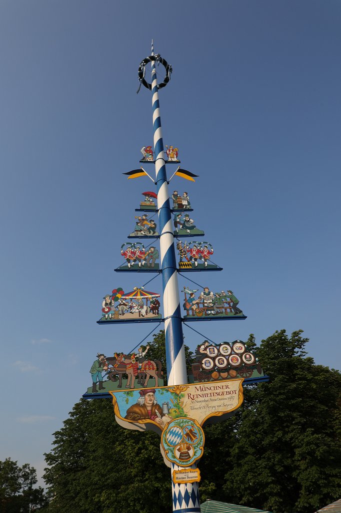 574B5484.JPG - Central  Maypole  at  Viktualienmarkt   Munich  (Zentraler  Maibaum  auf dem  Viktualienmarkt   München )