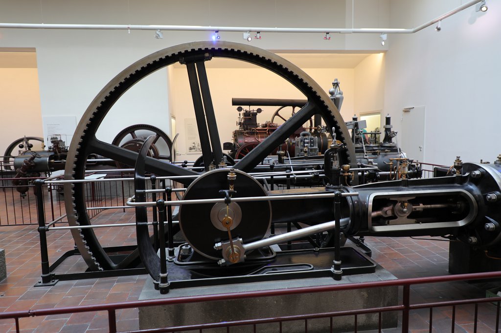 574B6281.JPG -  German Museum of Masterpieces of Science and Technology  ( Deutsche Museum von Meisterwerken der Naturwissenschaft und Technik ). It is the world's largest museum of science and technology, with about 28,000 exhibited objects from 50 fields of science and technology.