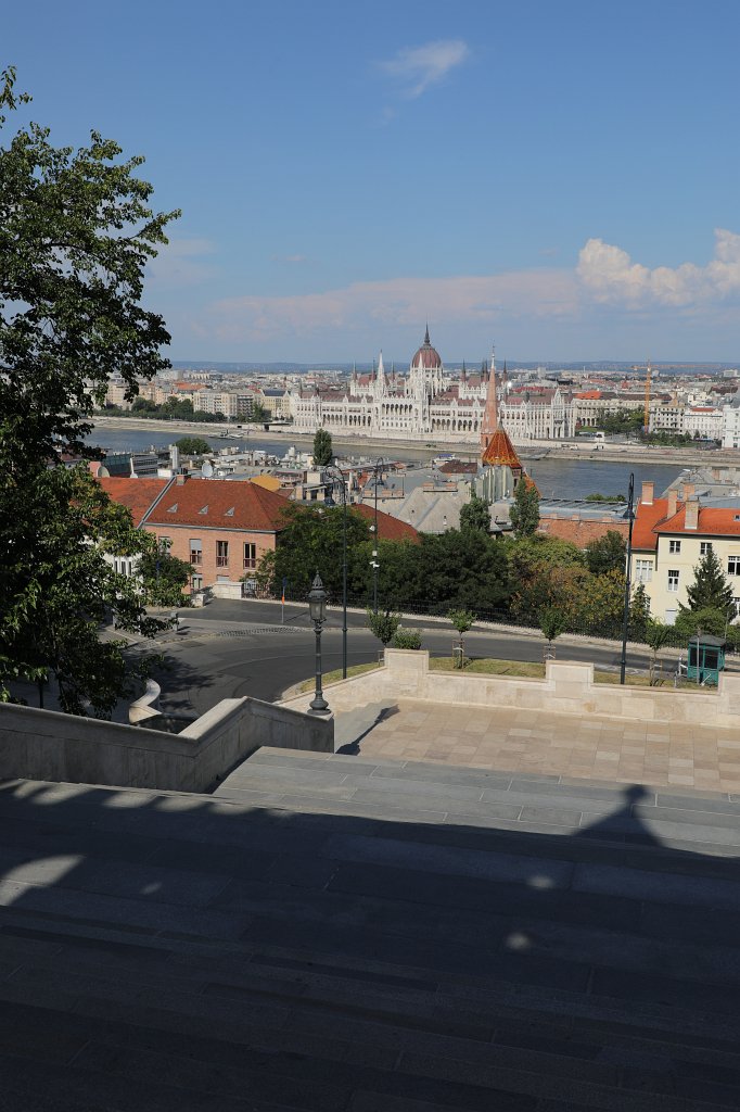 574B6890.JPG - View from  Fisherman's Bastion  Fisherman's Bastion down to  Budapest  with the  Hungarian Parliament Building  (Aussicht von der  Fischerbastei  über  Budapest  mit dem  ungarischen Parlamentsgebäude )