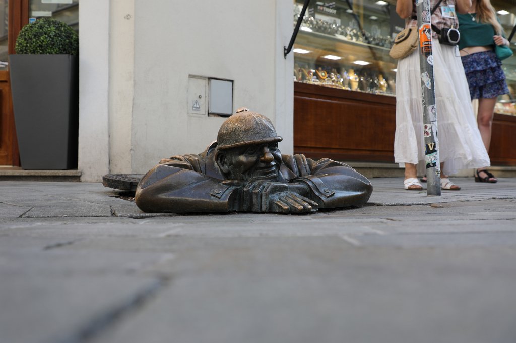 574B7174.JPG - Man at work