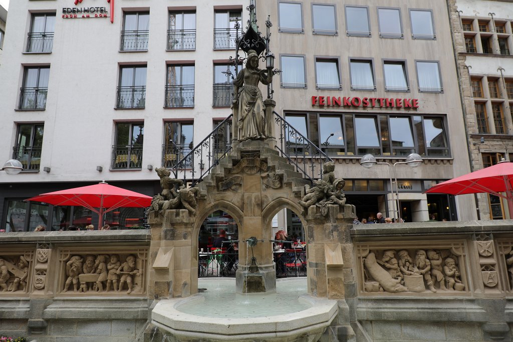 574B7560.JPG -  Heinzelmännchen  fountain ( Heinzelmännchenbrunnen )