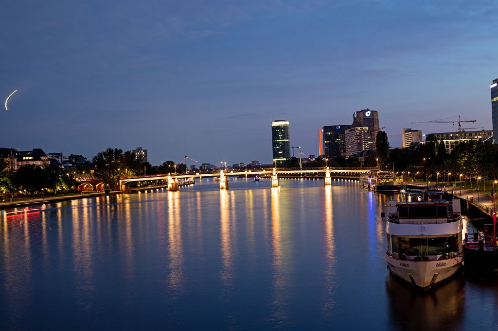 574B9615_c.jpg - Blue  Main river   Night of the museums   Frankfurt  2019 (Der blaue  Main   Nacht der Museen   Frankfurt  2019)