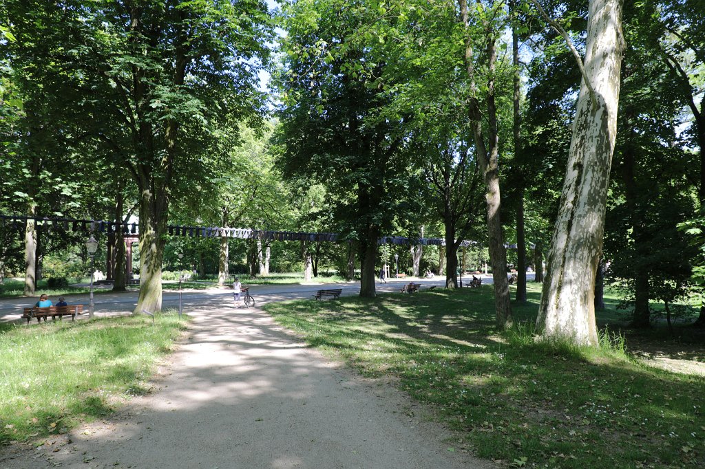 574B9938.JPG - There Must Be a Way Out of Here - Kaarina Kaikkonen - Blickachsen 12 - Bad Homburg 2019.200 Jackets levitating above Brunnenallee