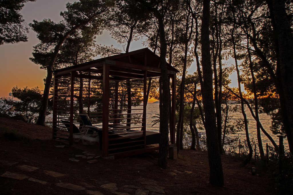 574B1753_c.jpg - Sunset in the hotel