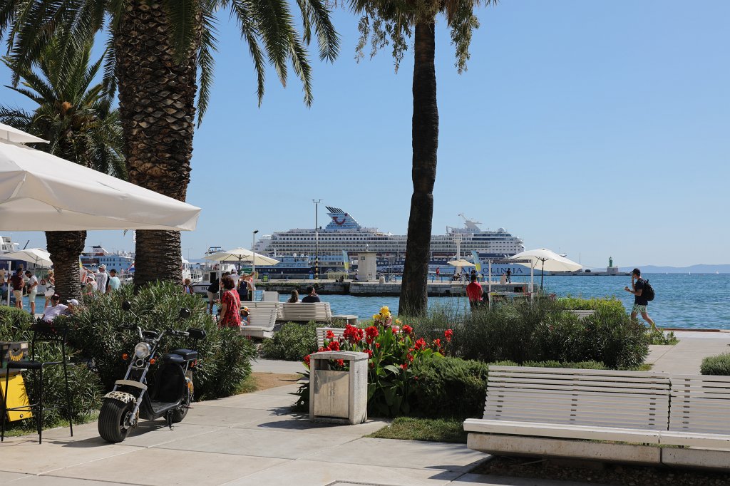 574B2137.jpg -  Split 