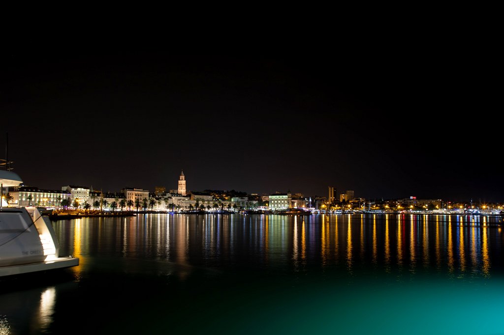 574B2515_c.jpg -  Split  at night
