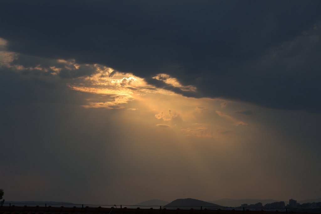 574B2516.jpg - Clouds and light