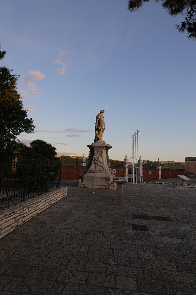 574B3914.JPG - Statue of  Count Schulenburg   Corfu 